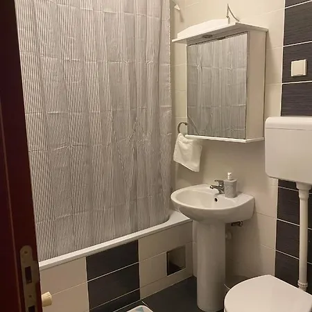 D Free Private Parking Fast Wi-fi Apartment *